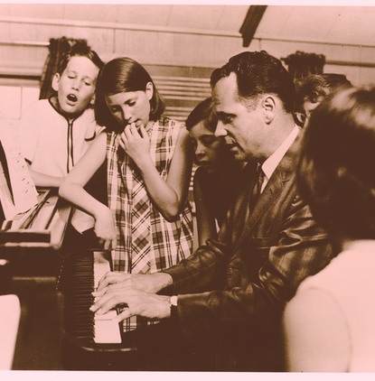 group_around_rp_atPiano_clr