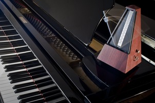 Piano metronome dreamstime xl 28299858